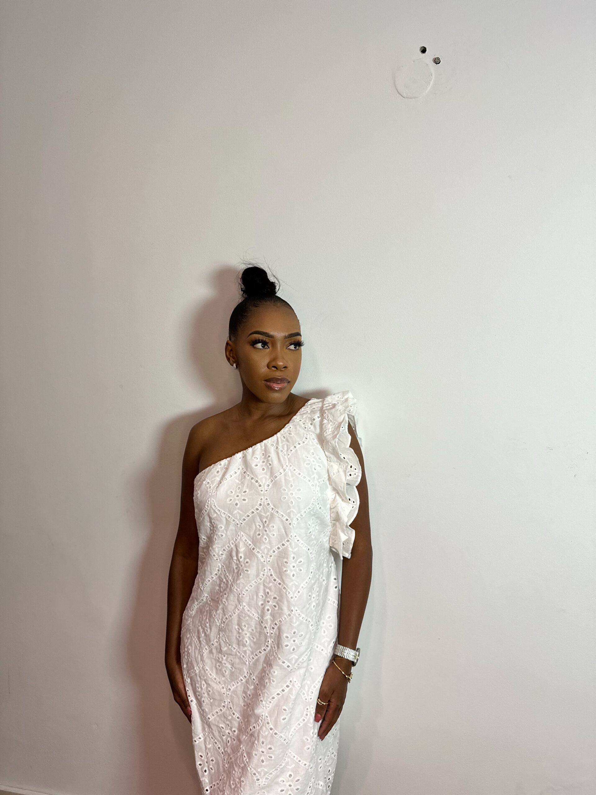 Vestido Branco Bordado, Preço: 3200.00 MT